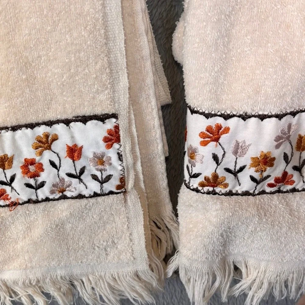 Vintage Cannon Gold Label Embroidered Floral Fringe Bath Towels Cream‎ Set of 2